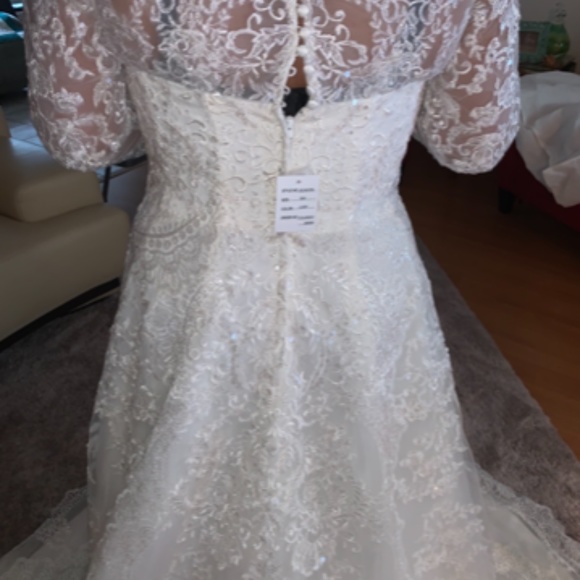 WEDDING DRESS - Picture 1 of 4